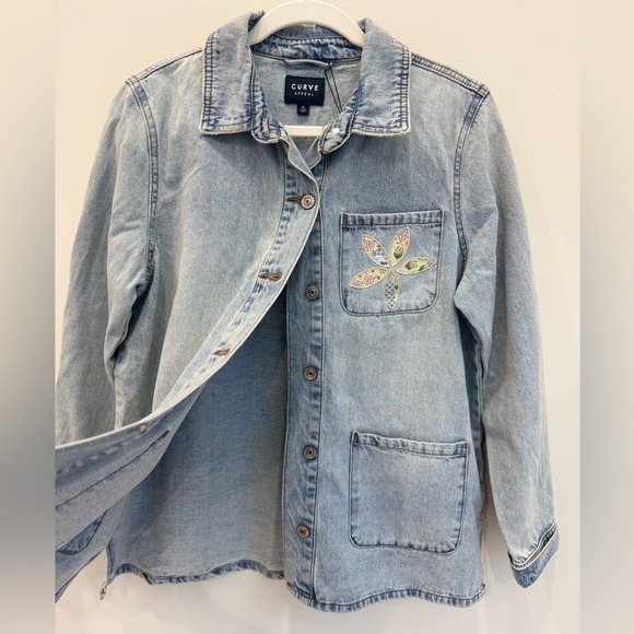 NWT Curve Appeal Light Wash Denim Jacket w/ Floral Appliqué – Size M - Picture 2 of 8